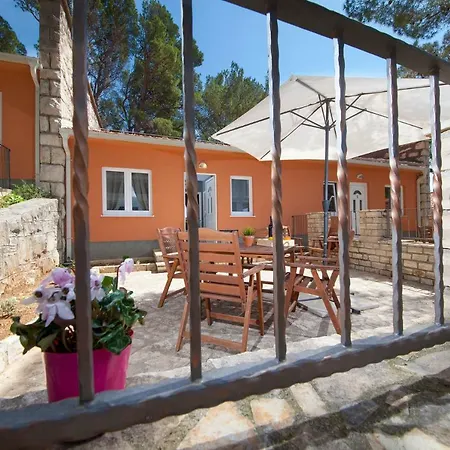 Apartment And Mobile Homes *