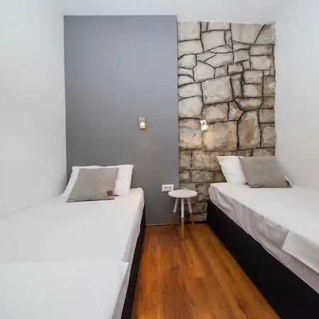 And Mobile Homes شقة *