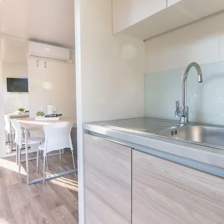 And Mobile Homes * ماكارسكا